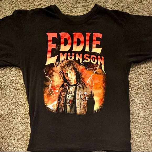 Stranger Things 4 Eddie Munson Portrait Tee Men’s size Large Great Condition - Picture 6 of 10